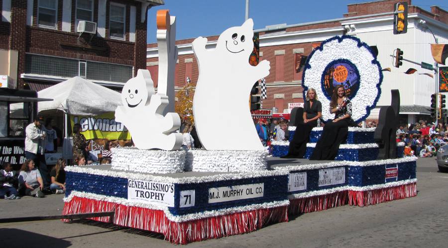 Ghost float in Neewollah parade