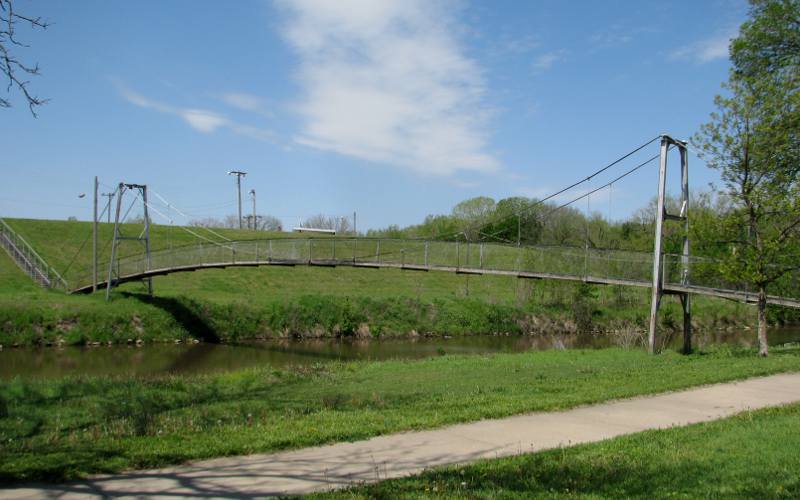 Picnic movie suspension bridge