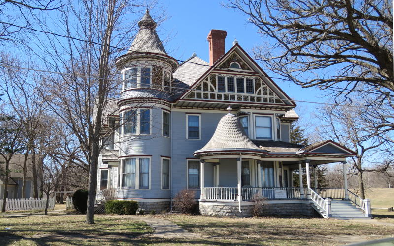 1902 Mills House in Osawatomie, Kansas