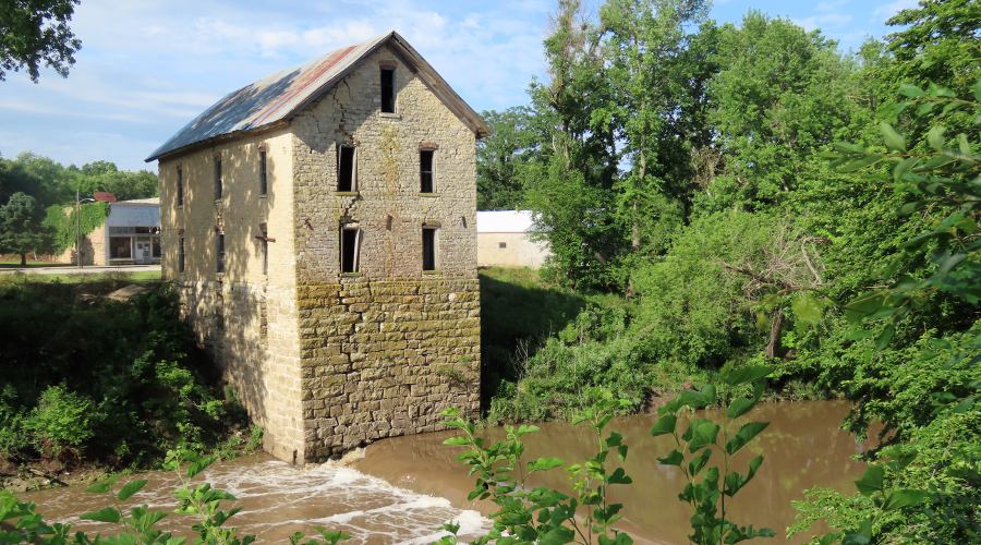 Cottonwood River mill dam falls o Cedar Point, Kansas