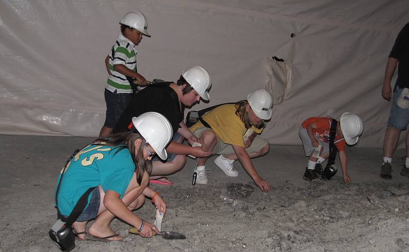 Children collecting salt in the mine