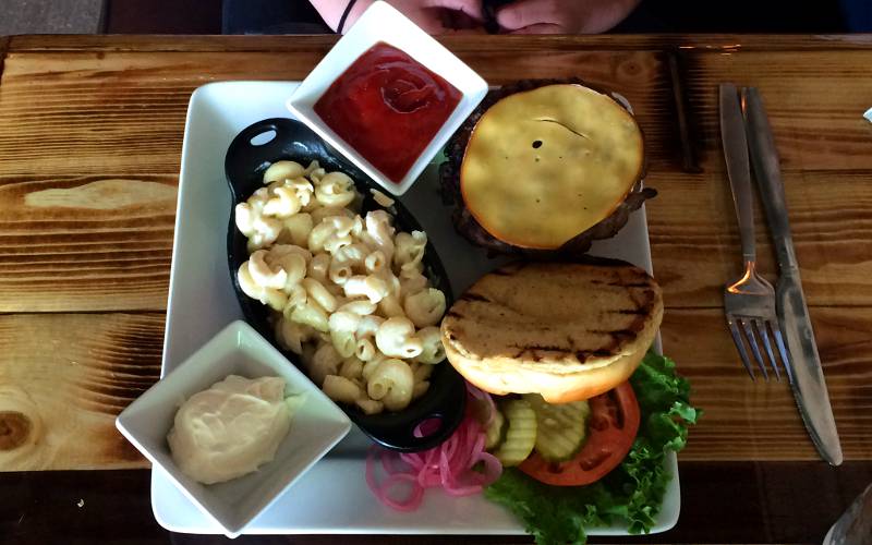 cheeseburger with mac and cheese