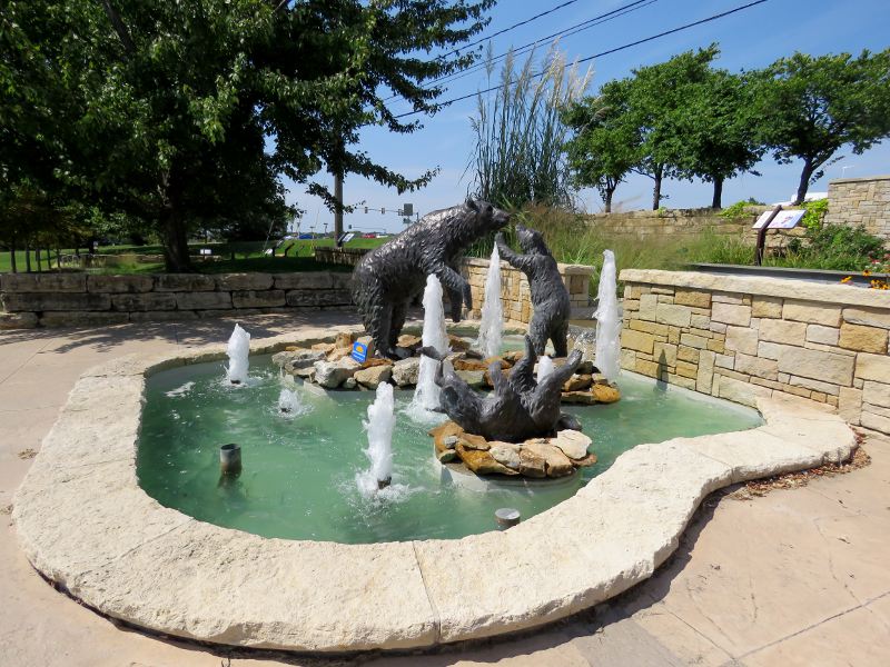 Bear Pit fountain and statue - Merriam, Kansas