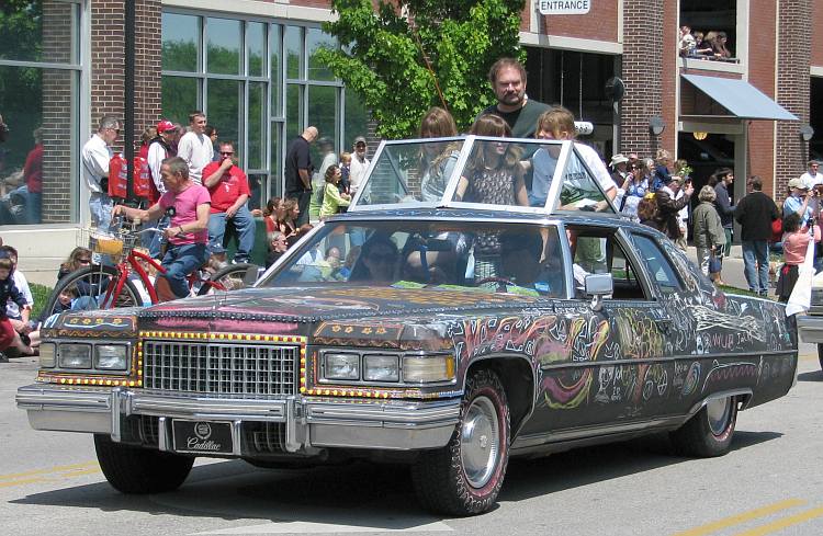 Art car Cadillac in Art Tougeau parade