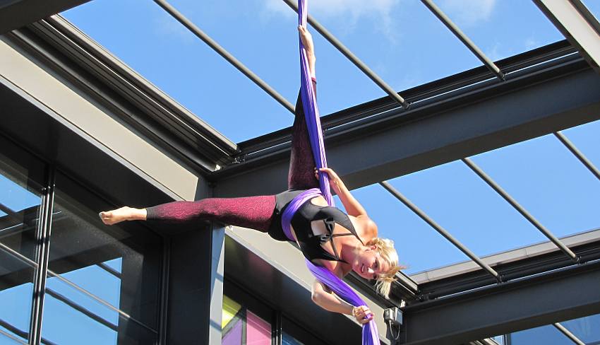 Voler - Thieves of Flight Aerial Artists at the Lawrence Busker Festival