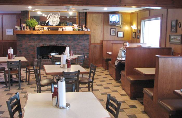 Johnny's BBQ dinning room