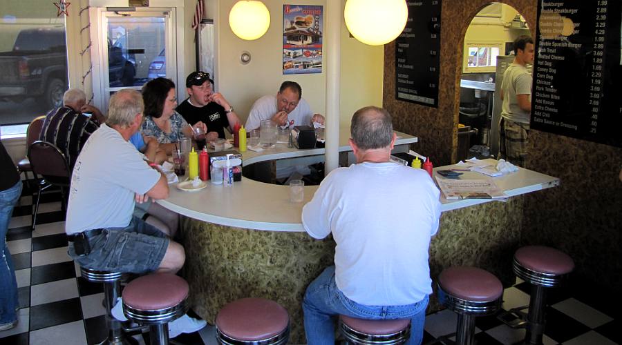 Bobo's Drive in dining room